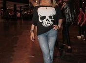 Mais cheinha, Dani Bolina prestigia evento de moda com o marido