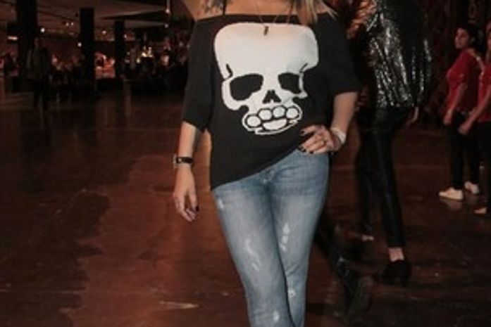 Mais cheinha, Dani Bolina prestigia evento de moda com o marido
