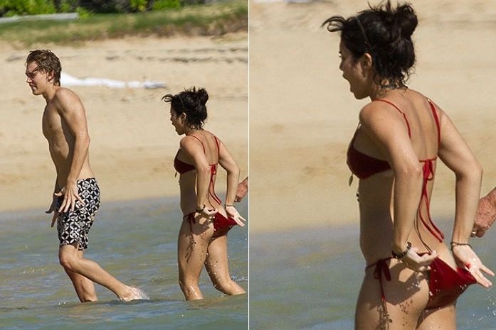 Vanessa Hudgens troca beijos com o namorado na praia