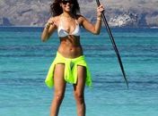 Em férias, Rihanna pratica supsurf em praia do Havaí