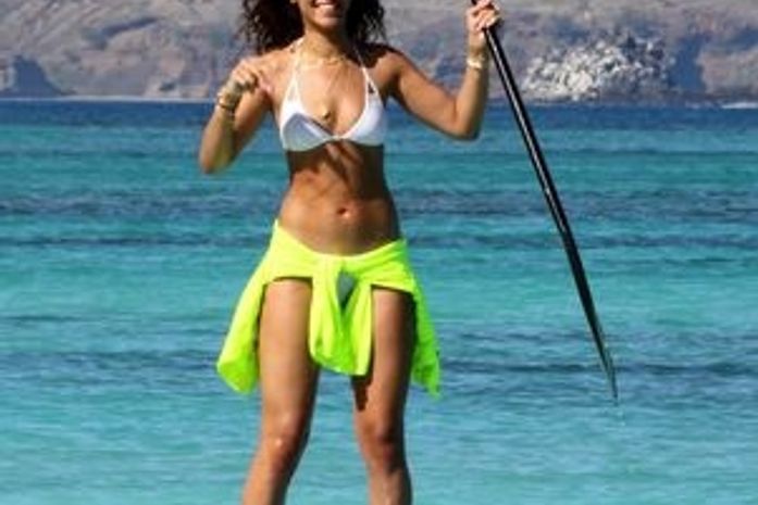 Em férias, Rihanna pratica supsurf em praia do Havaí