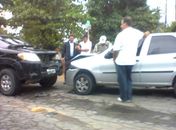 Condutor de Hilux perde o controle e colide em Palio, em Jacarecica