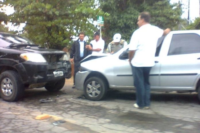 Condutor de Hilux perde o controle e colide em Palio, em Jacarecica