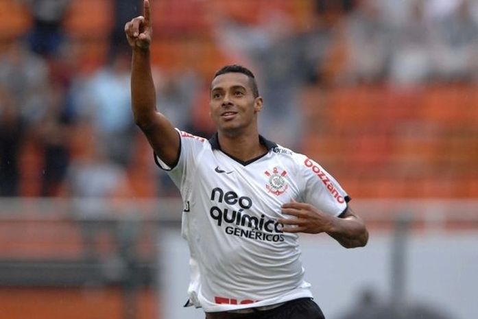 Elton marca o gol do Corinthians.