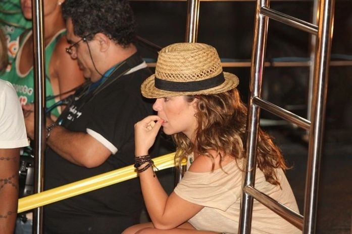 Marcação cerrada: Fernanda Souza assiste a show do Exalta no trio