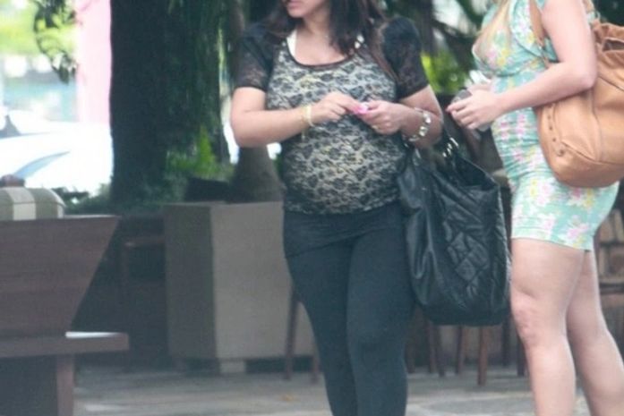 Depois de feijoada, Fani vai a churrascaria com a amiga Priscila