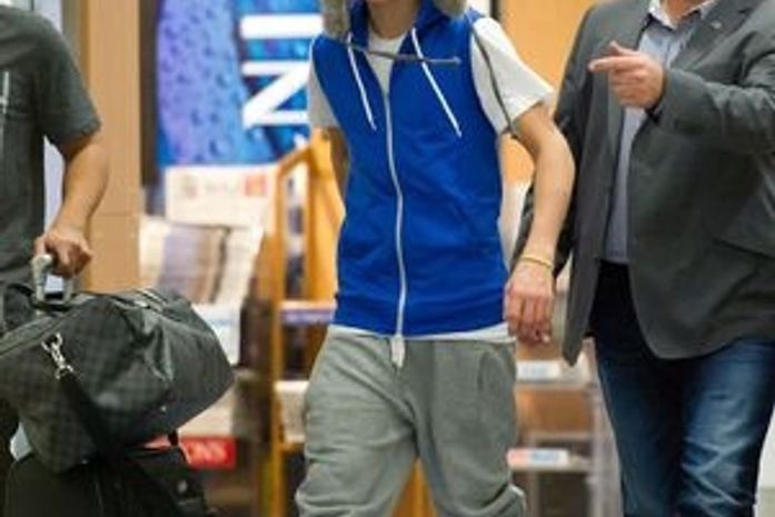 Justin Bieber circula com visual estranho em aeroporto de Los Angeles