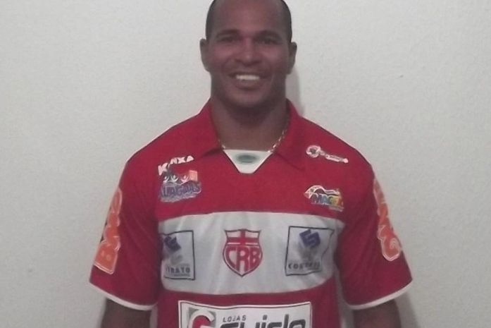 Aloísio veste camisa do galo