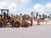 Slum realiza ações para garantir praias limpas após as fortes chuvas&#8207;