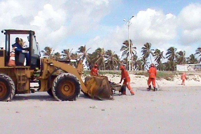 Slum realiza ações para garantir praias limpas após as fortes chuvas&#8207;
