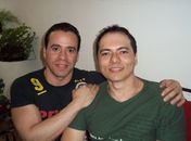 O sargento Laci Araújo (à dir.) e o companheiro,
também militar, Fernando Alcântara de Figueiredo,
no apartamento onde moram, em Brasília