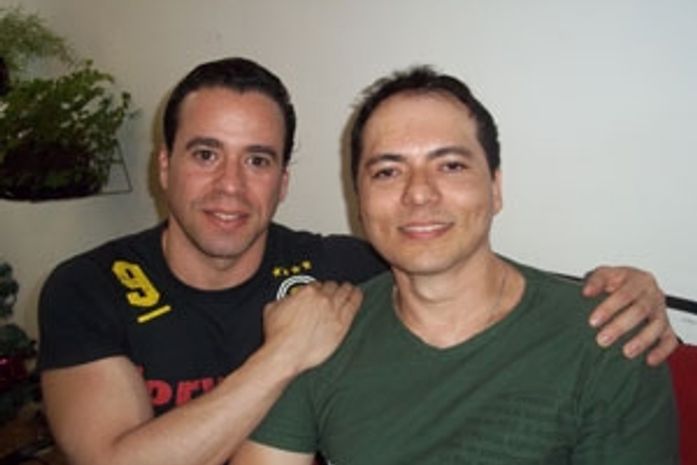 O sargento Laci Araújo (à dir.) e o companheiro,
também militar, Fernando Alcântara de Figueiredo,
no apartamento onde moram, em Brasília