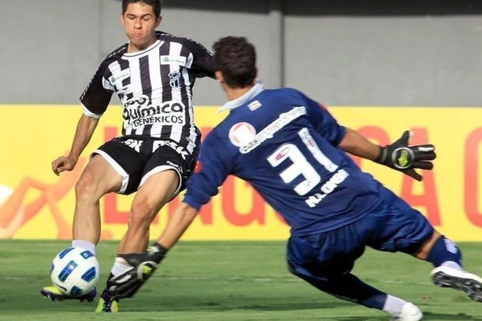 Osvaldo defendendo o Ceará.