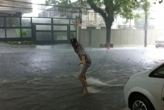 Ashton Kutcher "surfa" em rua alagada de São Paulo