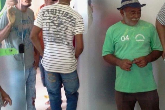 Toinho do Caminhao é esse velho de camisa verde e chapéu.