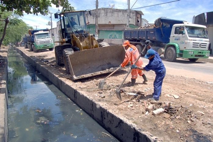 Slum intensifica limpeza de canais para evitar transbordamentos