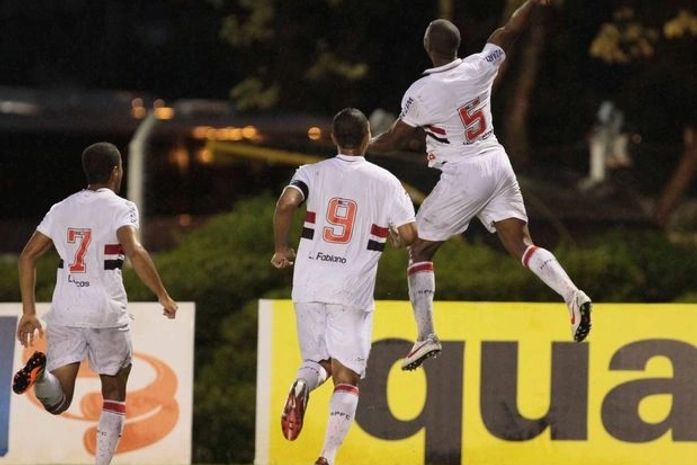 São Paulo vira para cima do Oeste e segue na ponta do paulistão