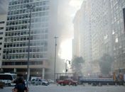 Poeira levantada com remoção dos escombros se espalha por ruas da região central do Rio; trânsito está interditado nas imediações do Theatro Municipal 