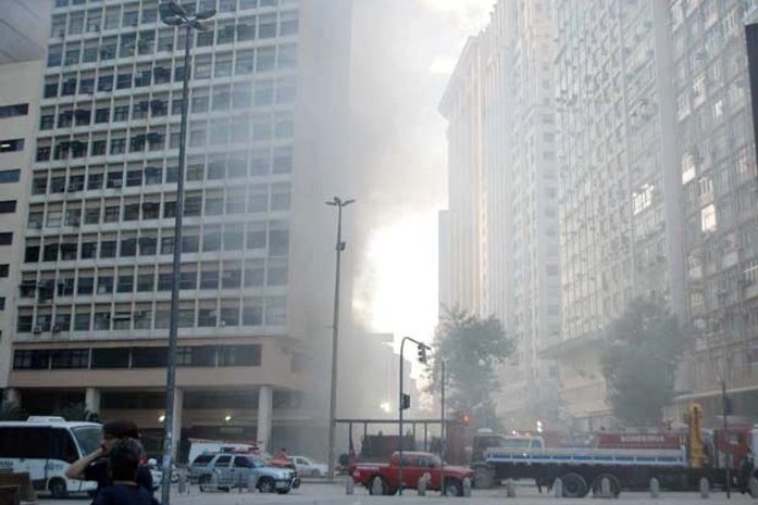 Poeira levantada com remoção dos escombros se espalha por ruas da região central do Rio; trânsito está interditado nas imediações do Theatro Municipal