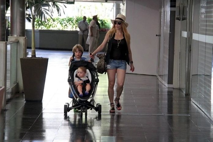 Danielle Winits passeia com os filhos em shopping do Rio