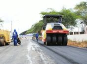 Prefeitura pavimenta Distrito e mais ruas na cidade