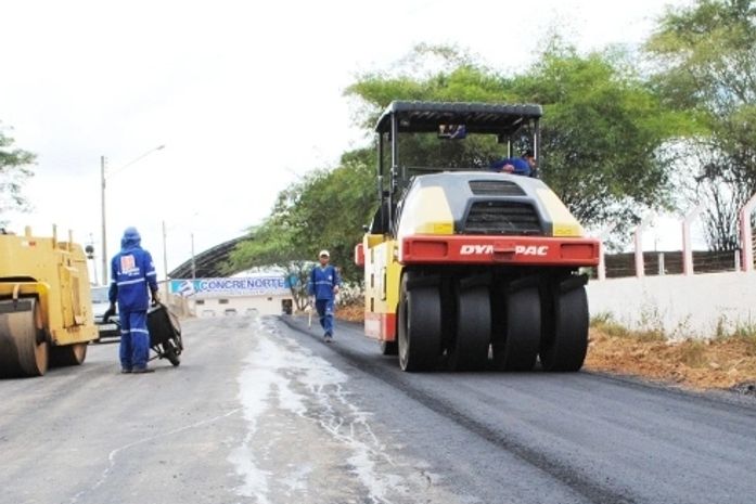 Prefeitura pavimenta Distrito e mais ruas na cidade