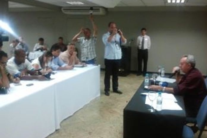 Senador Benedito Lira na entrevista com a imprensa