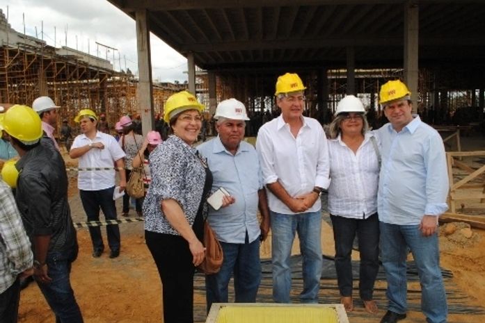 Celia, Renan e Luciano juntos no canteiro de obras com os engenheiros do Shopping