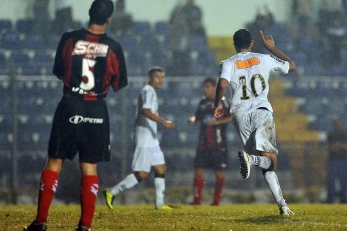 Alan Kardec comanda vitória de virada do Santos sobre o Oeste