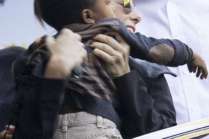 Atriz Sandra Bullock busca o filho na escola nos EUA