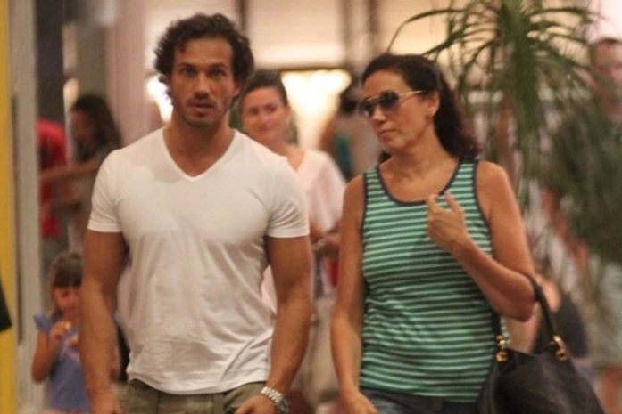 Lília Cabral e Paulo Rocha passeiam juntos em shopping