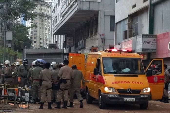 Bombeiros acham sétimo corpo em destroços no Rio