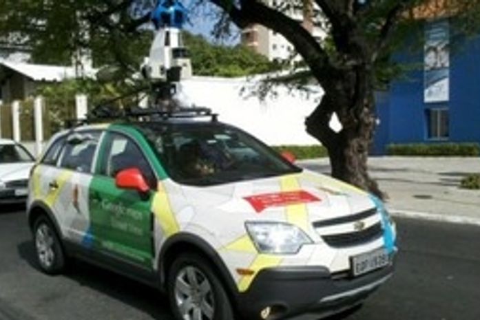Carro do Google Street View para em lugar irregular e é multado