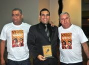 Gustavo Toledo com os radialistas Tony Santos e Antonio Guimarães, promotores do evento