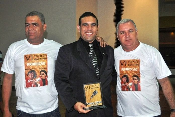 Gustavo Toledo com os radialistas Tony Santos e Antonio Guimarães, promotores do evento