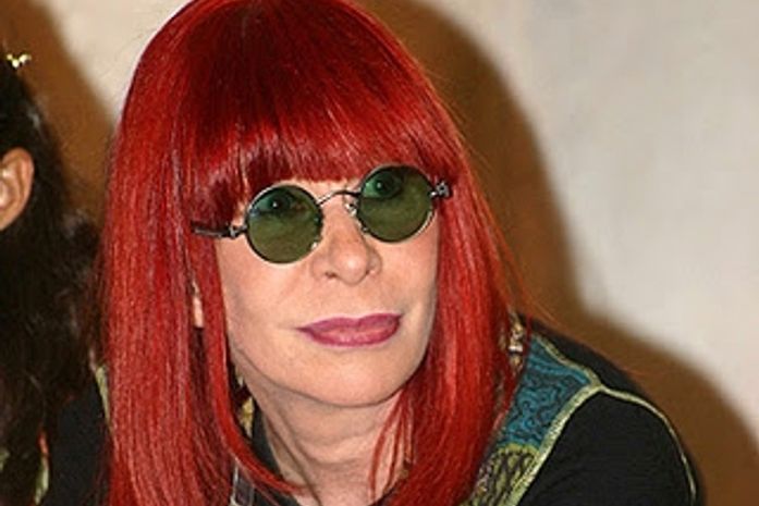 Rita Lee é presa em sua apresentação de despedida em Aracajú.