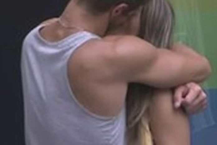 Jonas convida Monique para dormir com ele e a beija