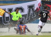 Sob forte chuva, Vasco bate o Duque de Caxias e segue 100%