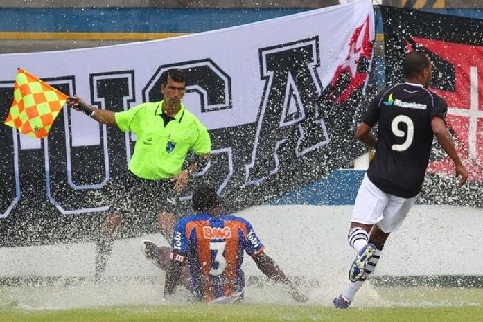 Sob forte chuva, Vasco bate o Duque de Caxias e segue 100%