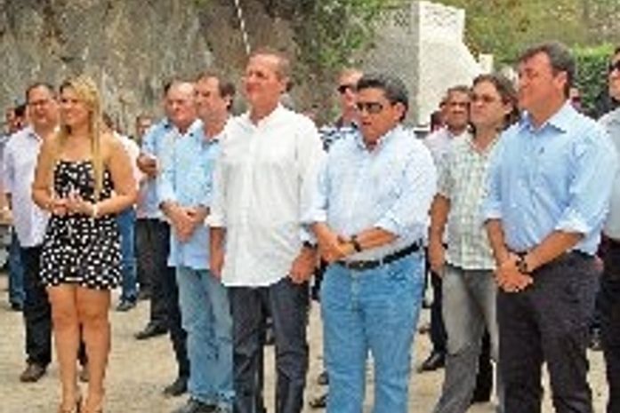 Edgar Barros, à direita do senador Renan, esteve em Piranhas tratando do início da construção da APS na cidade sertaneja