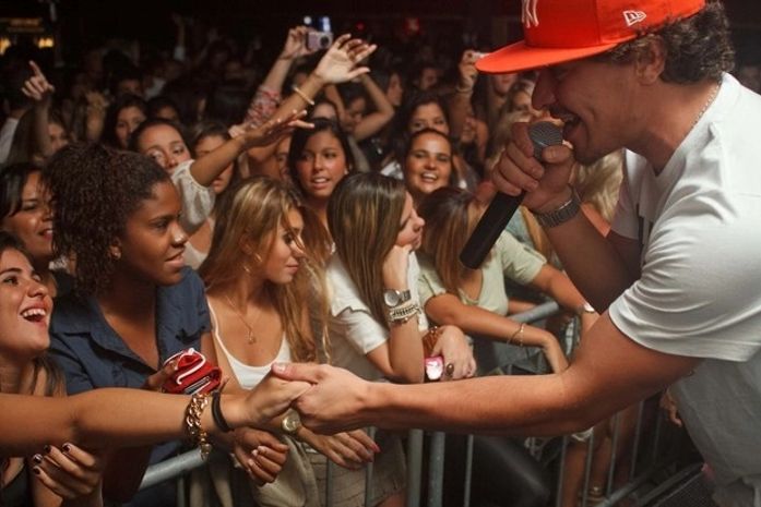 Em meio a polêmica com Sophie, Thiago Martins faz show no Rio