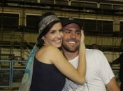 Atriz Deborah Secco agarra marido em noite de samba no Rio de Janeiro