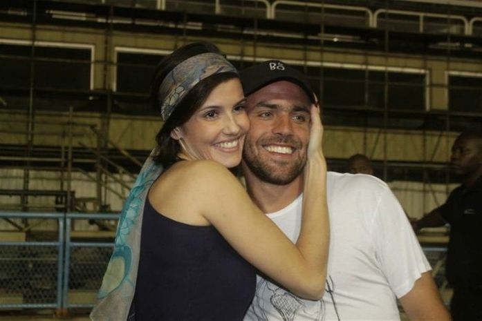 Atriz Deborah Secco agarra marido em noite de samba no Rio de Janeiro