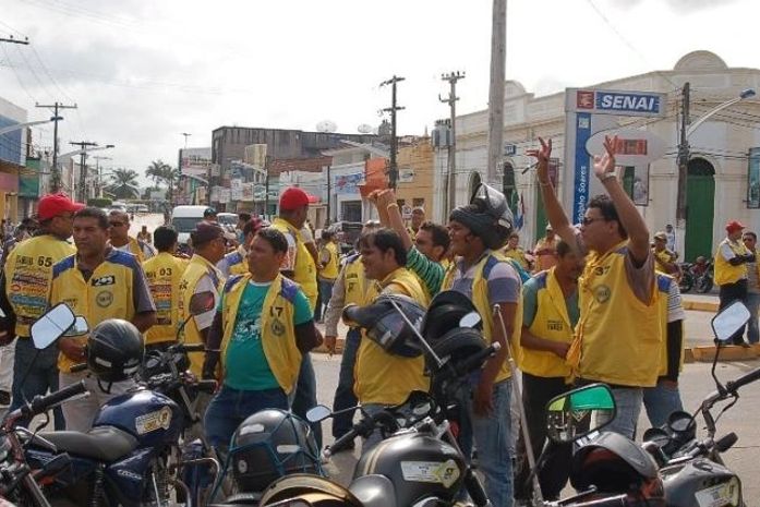 Motoqueiros fecharam o centro da cidade desde as primeiras horas da manhã