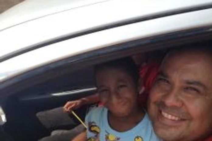 Reyneri com Ronaldinho dirigindo o carro.