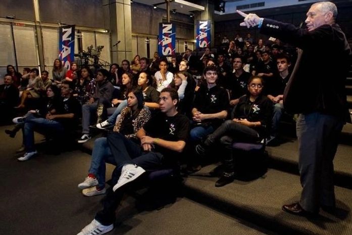 Jovens embaixadores do Brasil visitam sede da Nasa nos EUA