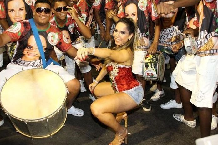 Mulher Melão quer dar calcinha para Wando, internado em estado grave