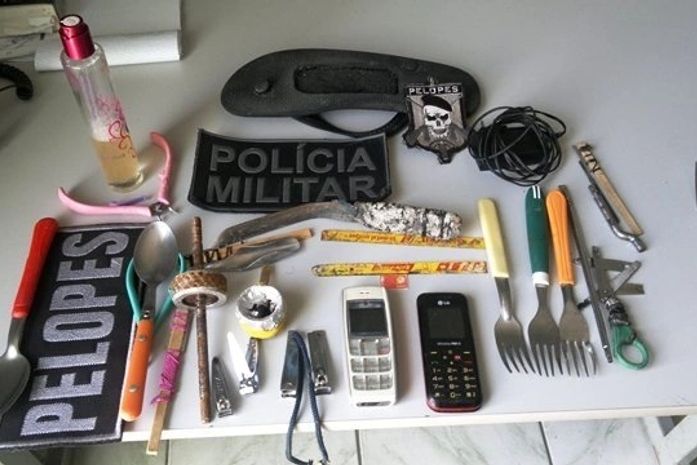 Polícia encontra celulares, armas e cachimbos para uso de crack na Delegacia de Penedo
