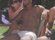 Ronaldinho Gaúcho curte dia de praia 'coladinho' com morena