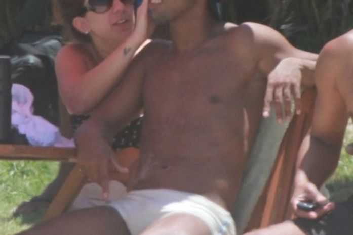 Ronaldinho Gaúcho curte dia de praia 'coladinho' com morena
